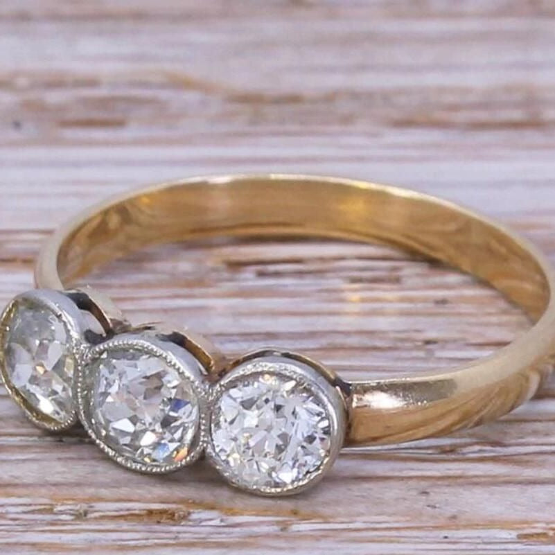 Simple Retro Gold Inlaid Round Moissanite Ring